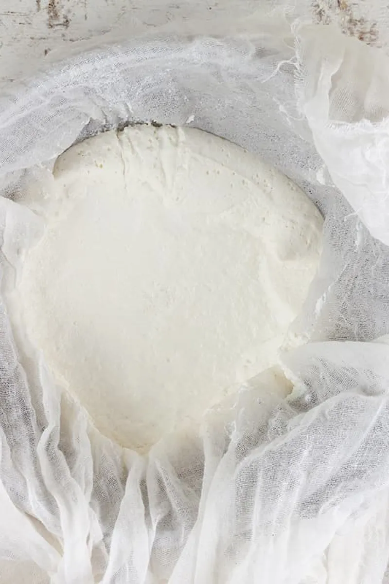 Zelfgemaakte ricotta in een kaasdoek