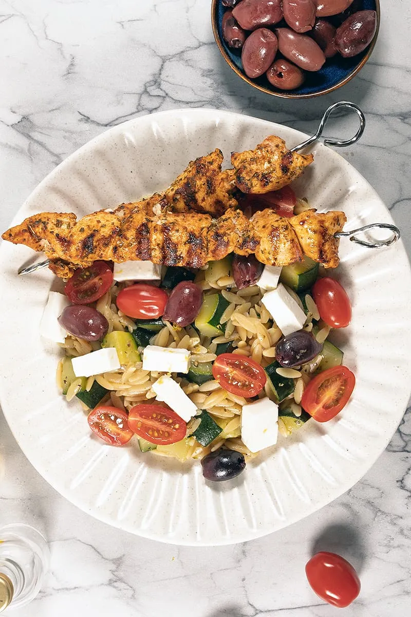 Griekse kritharaki met kip, feta en olijven