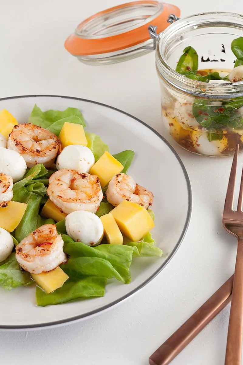 Salade met gamba's, mango en mozzarella