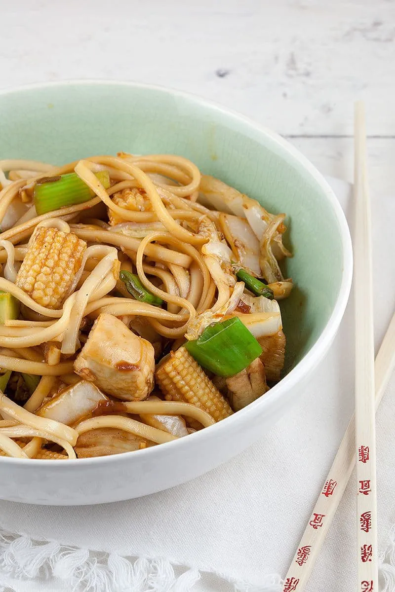 Noedels, kip en baby maïs uit de wok