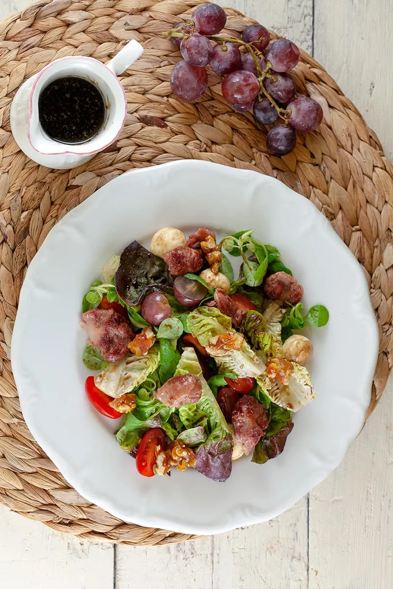 Salade met mozzarella, druiven en stroopdressing