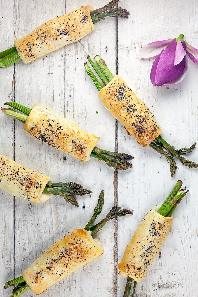 Groene asperges in bladerdeeg