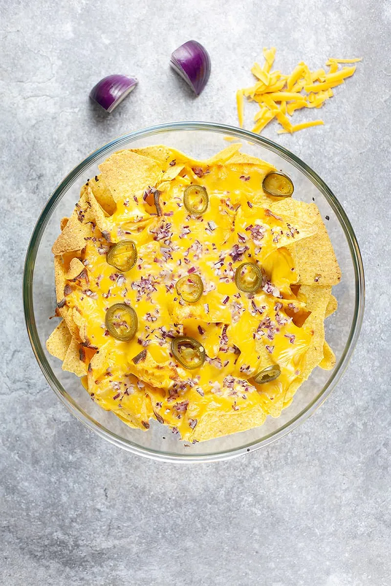 Nacho's met kaassaus uit de oven