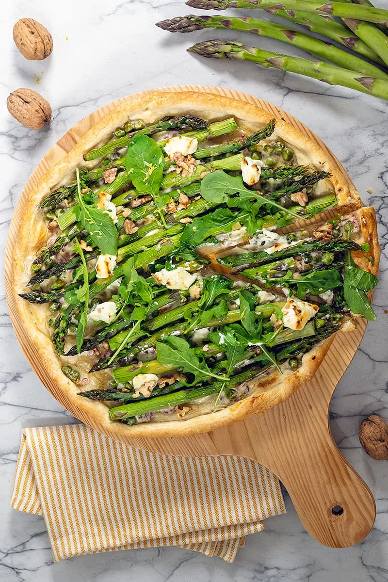 Plaattaart met groene asperges, doperwtjes en walnoten