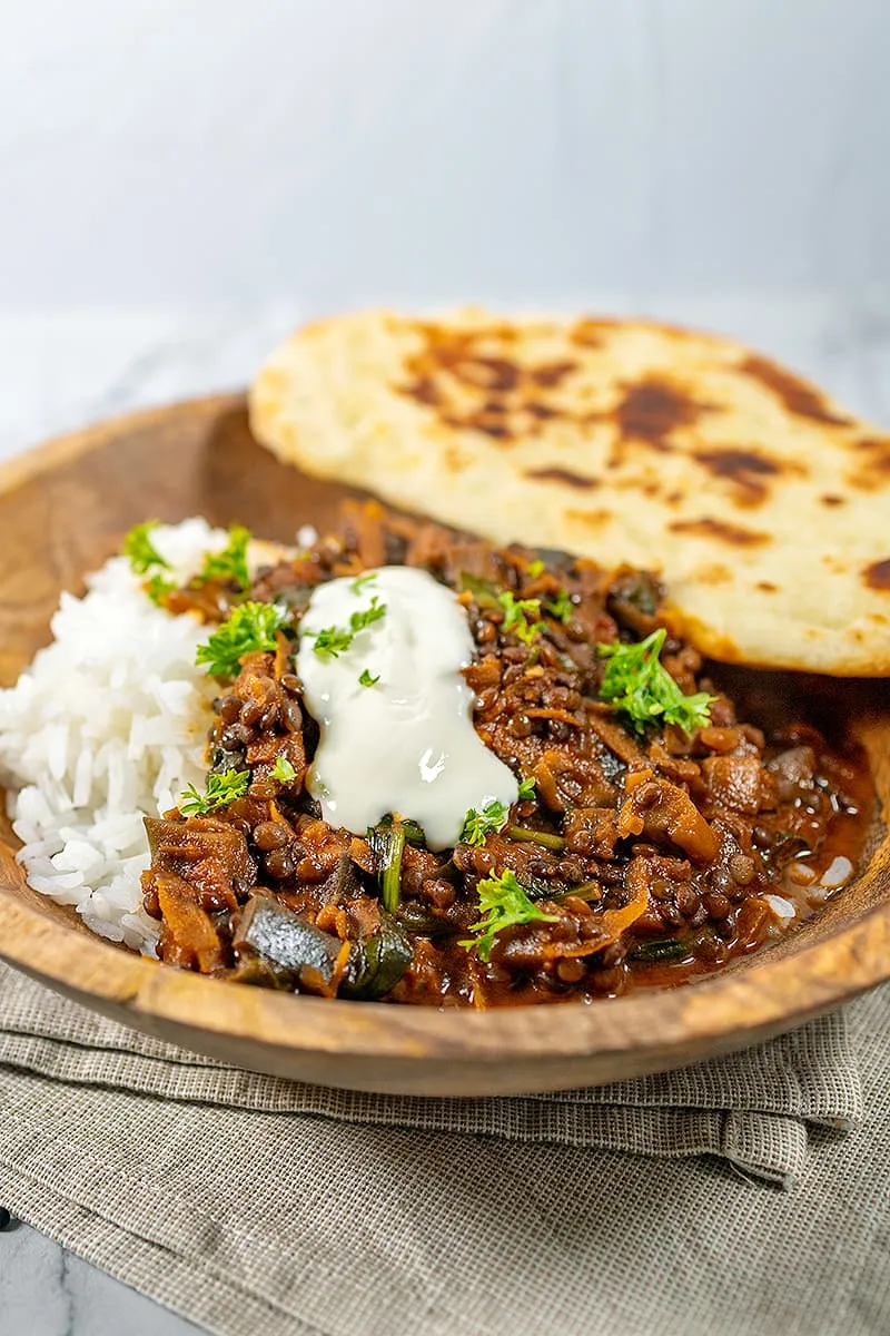Zwarte linzen curry met spinazie en kokosmelk is een heerlijk vegetarisch stoofpotje