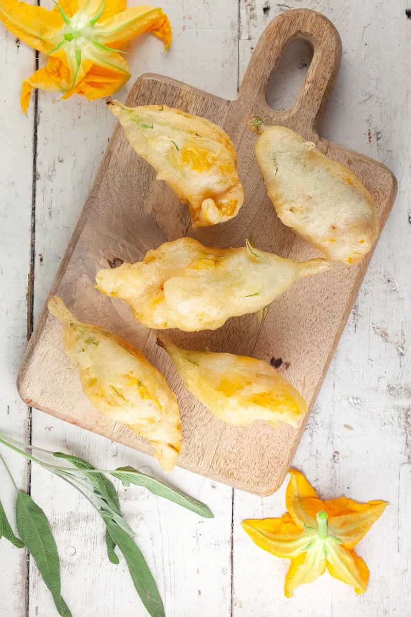 Gefrituurde courgettebloemen