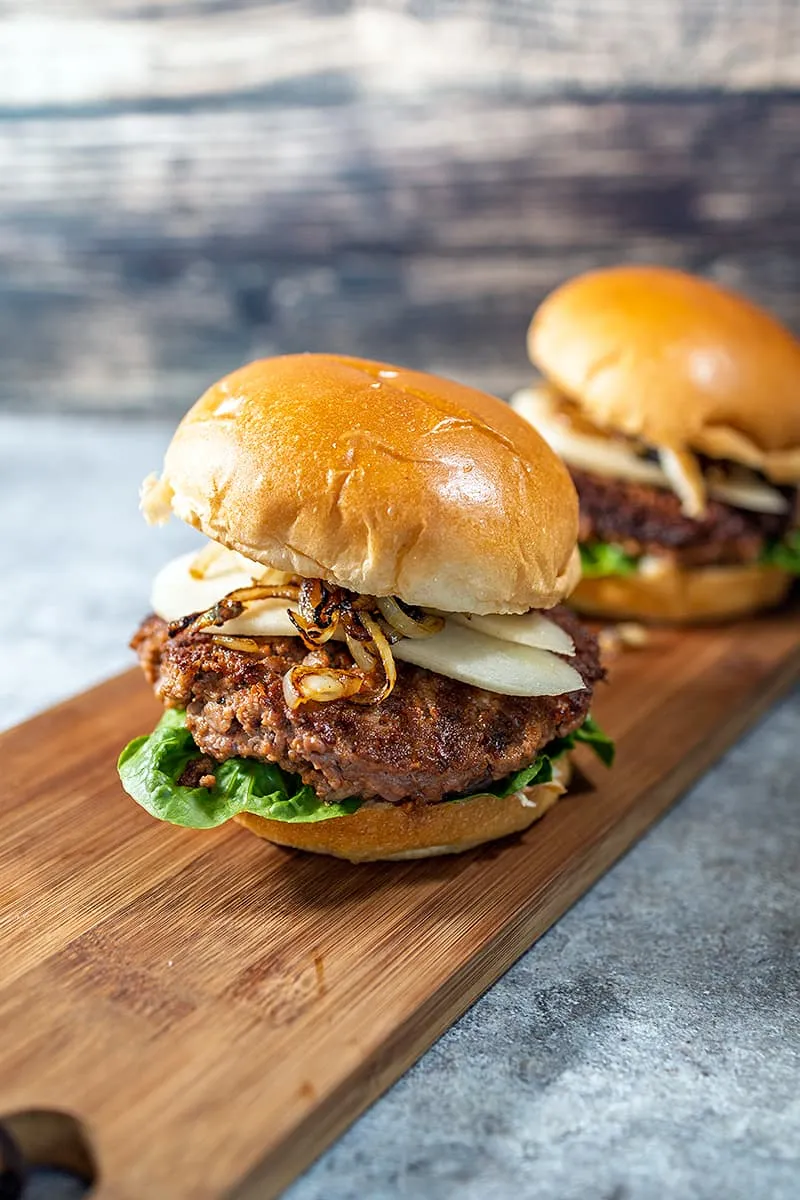 Gevulde Stilton hamburger met peer en gekarameliseerde ui