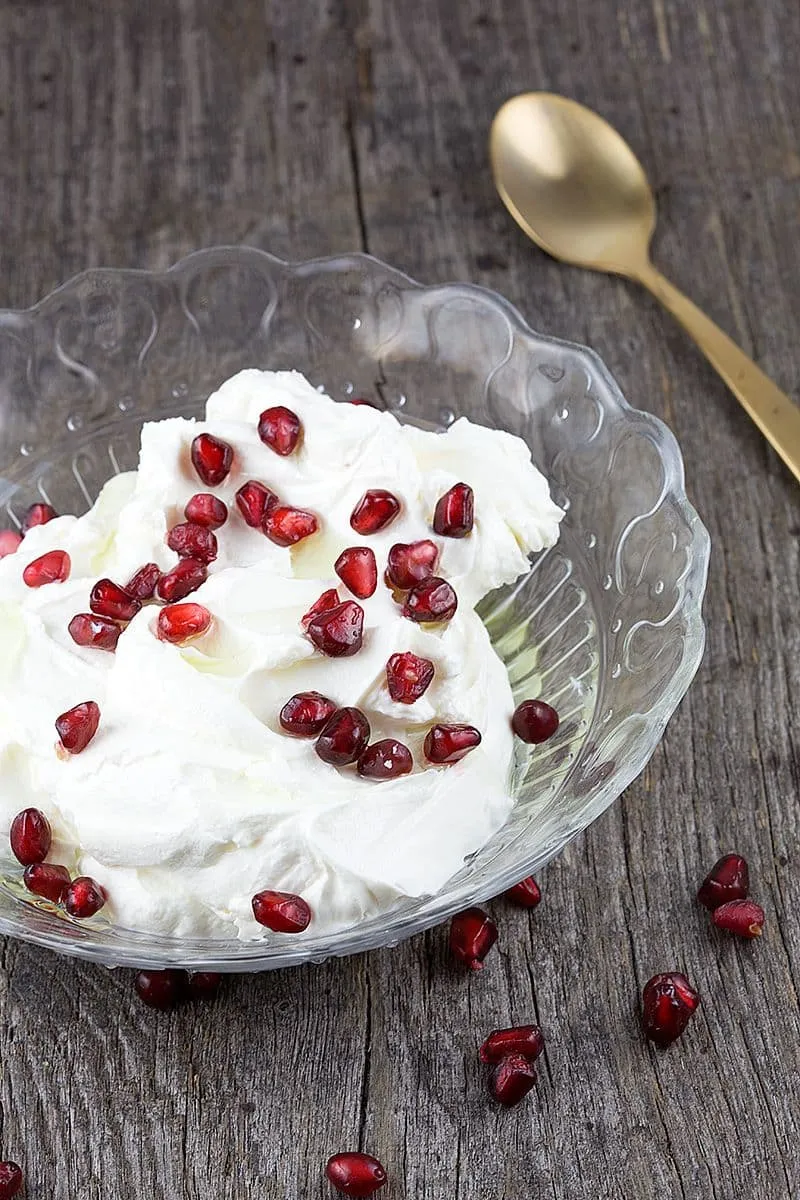 Labneh met knoflook en granaatappel