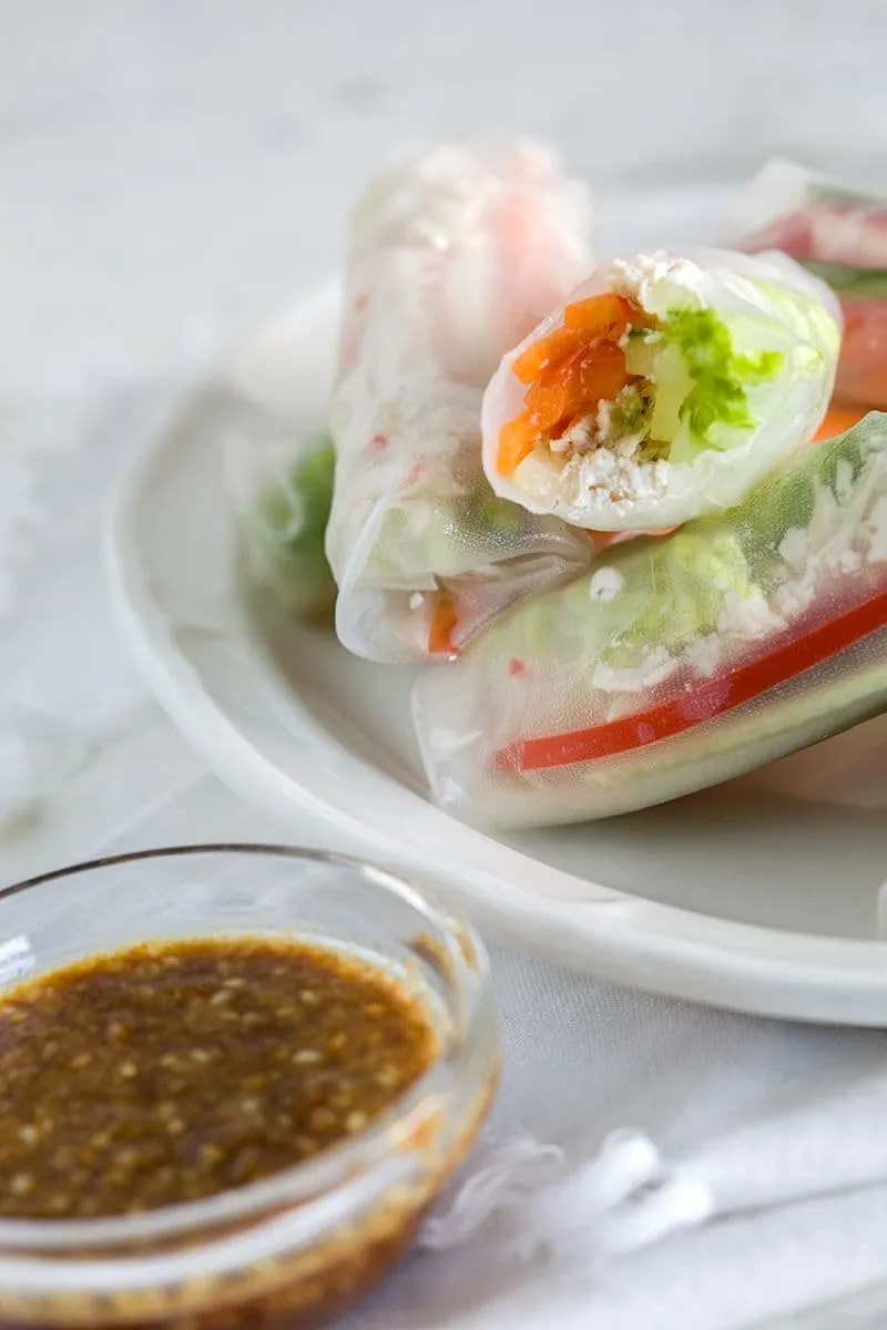 Springrolls met kip en sesamsaus