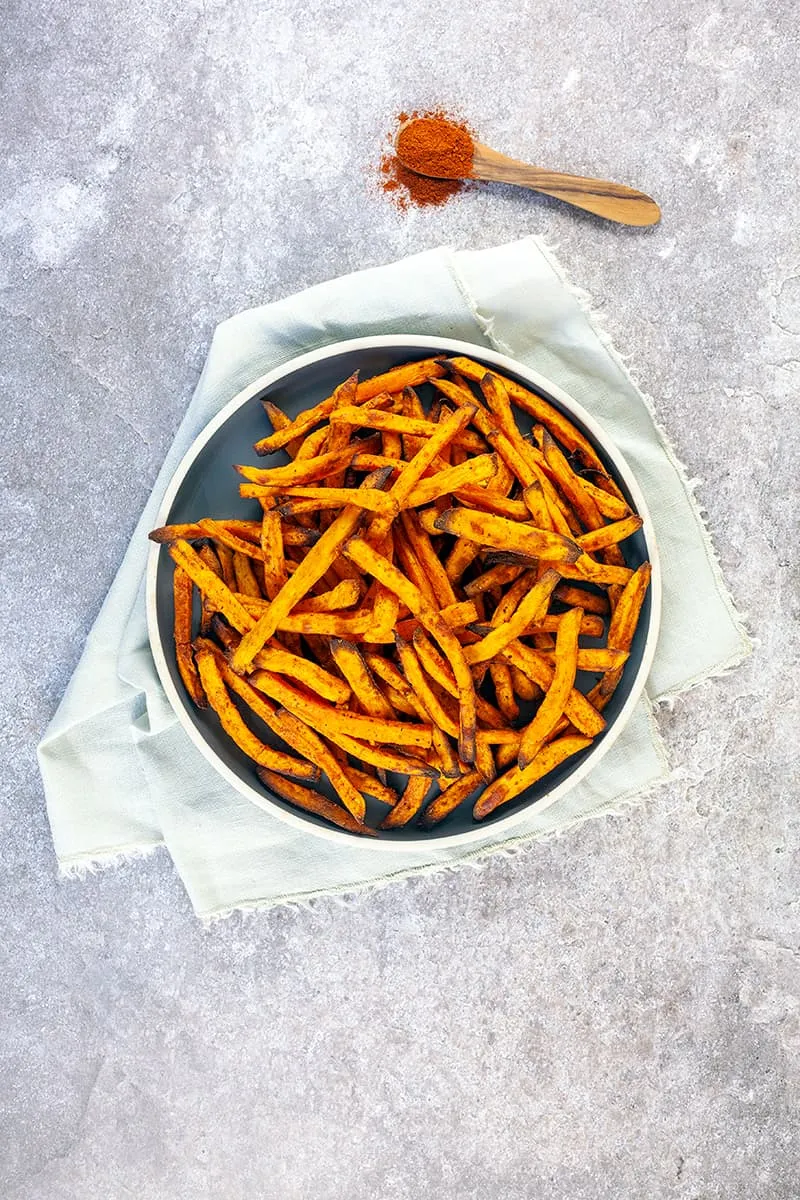 Knapperige zoete aardappelfriet uit de airfryer