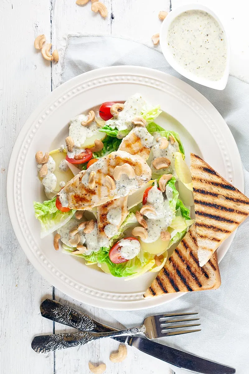 Maaltijdsalade met kip en pesto-yoghurt dressing