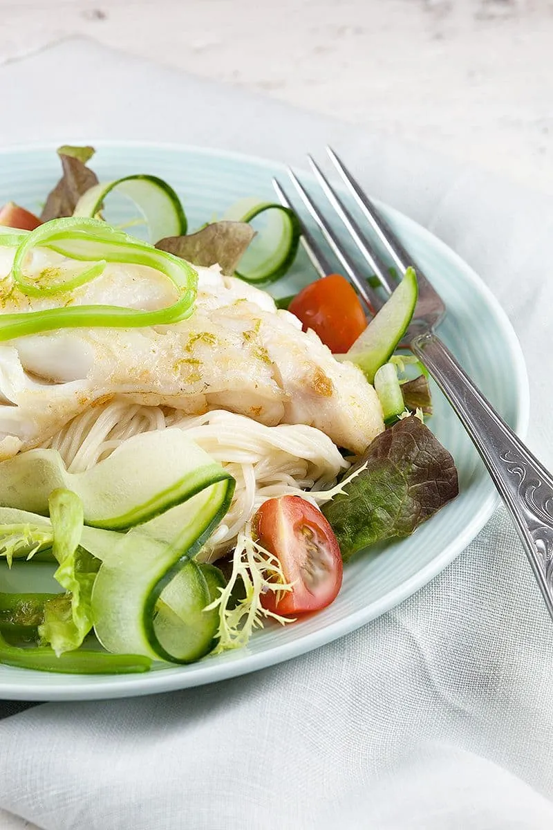 Kabeljauw, snijbonen en noodles lente salade