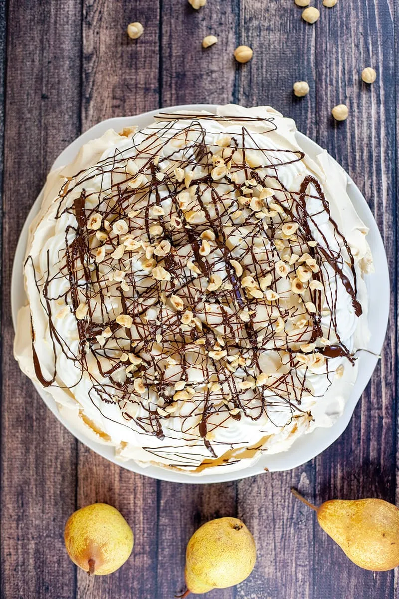 Pavlova met peer en hazelnoten