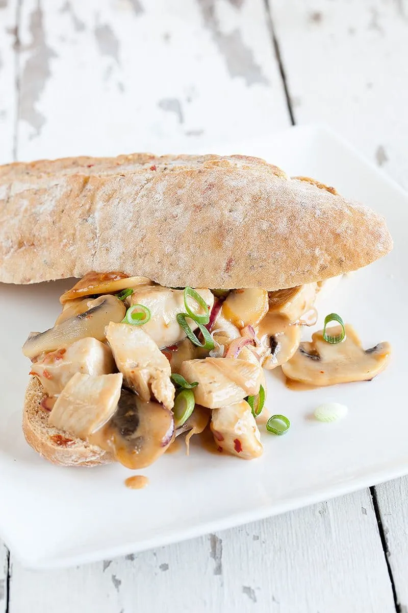 Broodje gevuld met kip en champignons