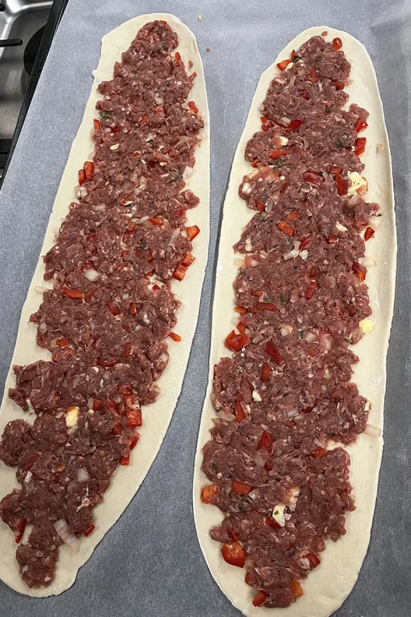 Etli ekmek deeg met gehakt topping
