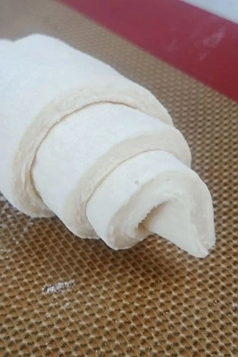 Opgerolde zelfgemaakte croissants