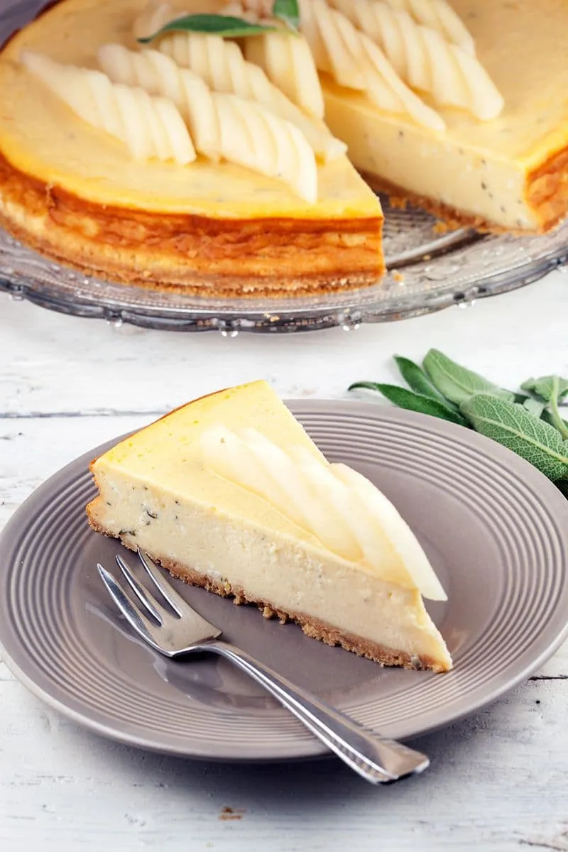 Cheesecake met peer en salie