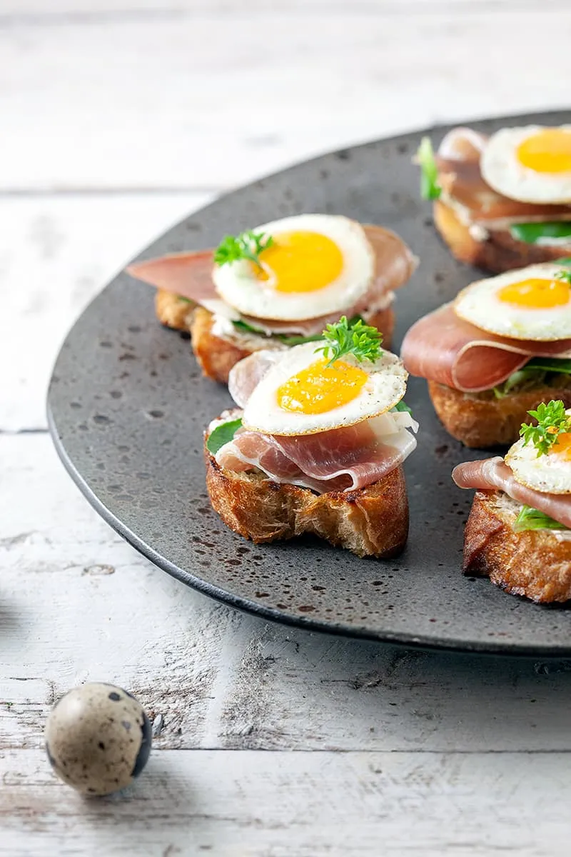Bruschetta met ham en kwarteleitjes