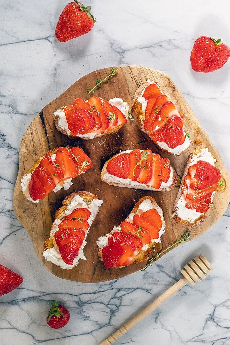 Crostini met geitenkaas en aardbeien is heerlijk hartig en zoet tegelijk!