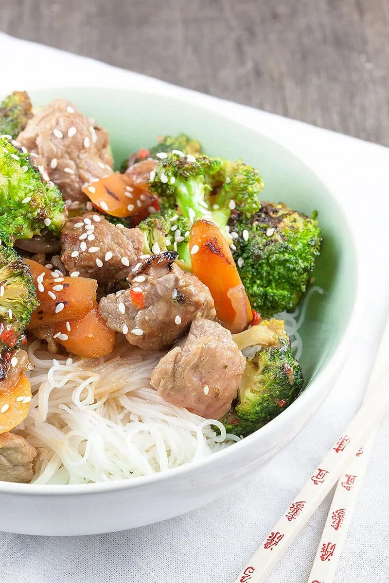 Rundvlees met broccoli en hoisinsaus uit de wok