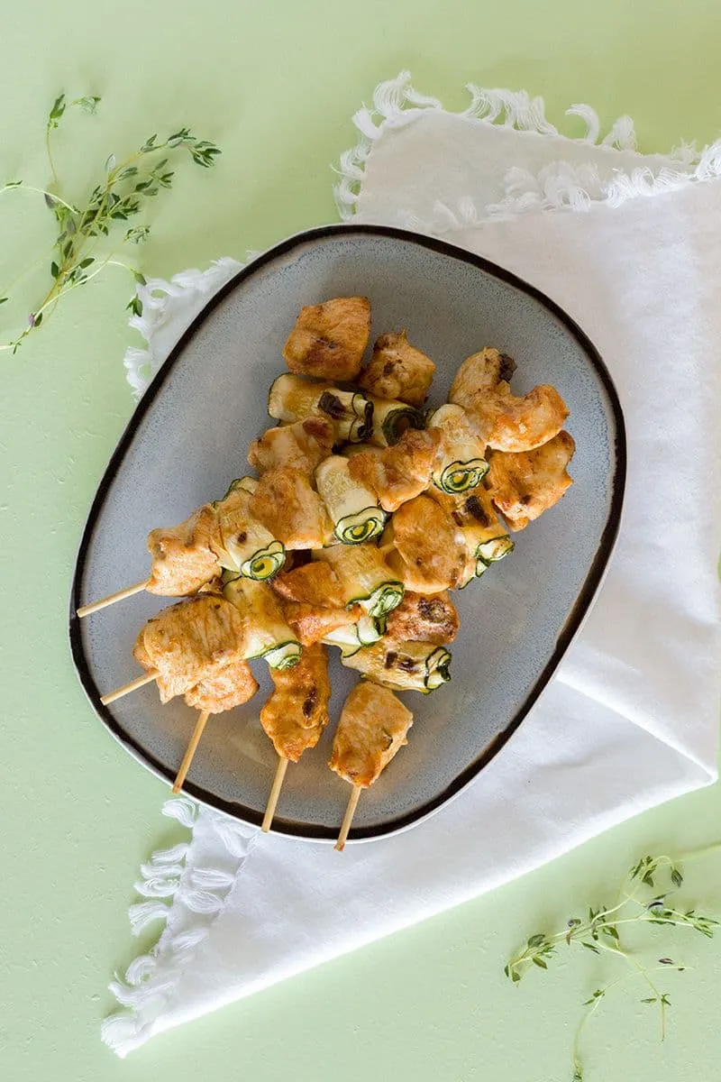 Kip en courgette spies van de barbecue