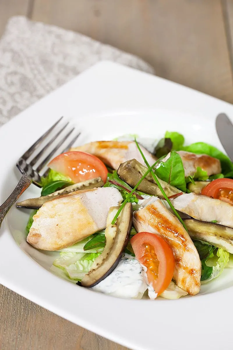 Kipsalade met oven geroosterde aubergine