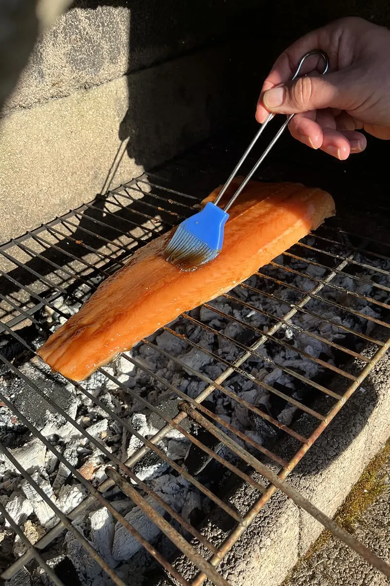 Zalm van de BBQ besmeren