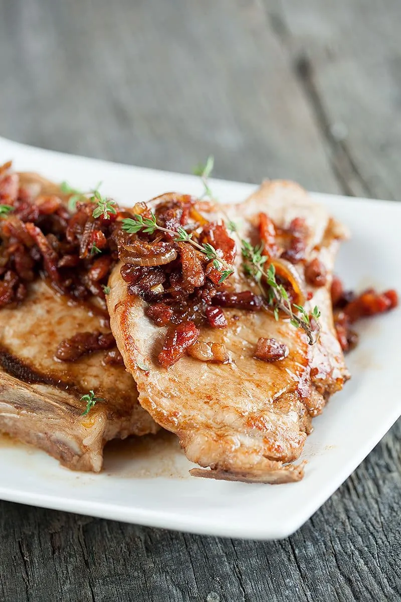 Koteletten met gekarameliseerde uien en bacon