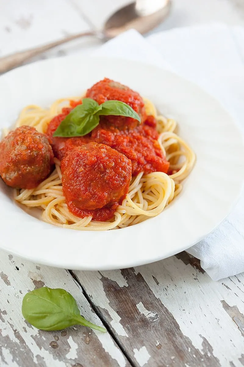 Spaghetti met gehaktballen gevuld met mozzarella