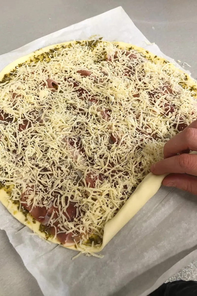 Bladerdeegrolletjes met ham en kaas oprollen