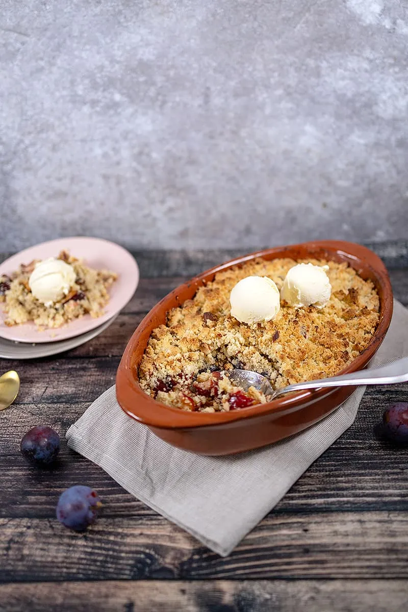 Pruimen crumble - makkelijk toetje met amandelen