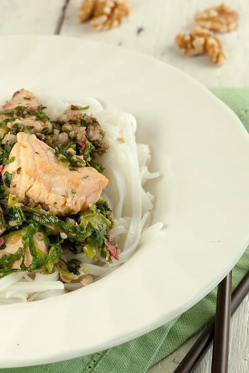 Zalm met andijvie en rijstnoedels