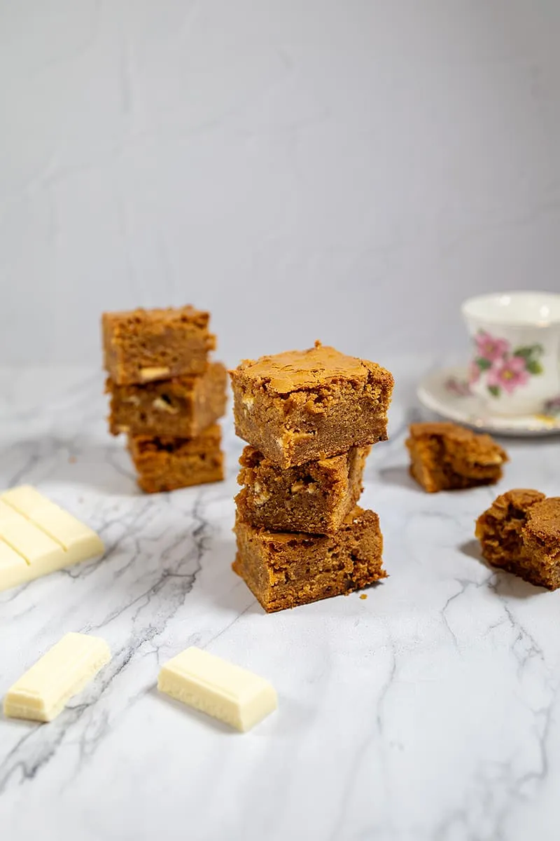 Zelfgemaakte blondies met amaretto en witte chocolade