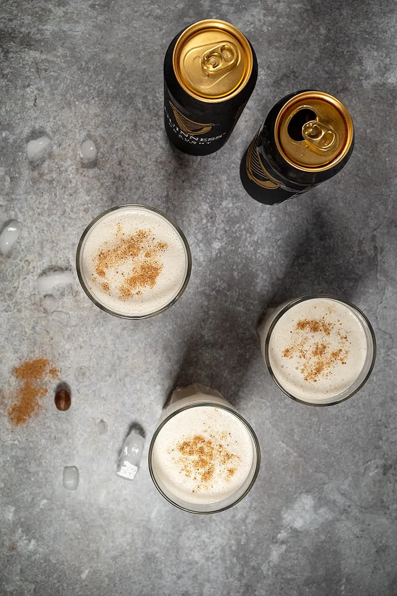 Verfrissende Jamaicaanse Guinness punch met ijsblokjes