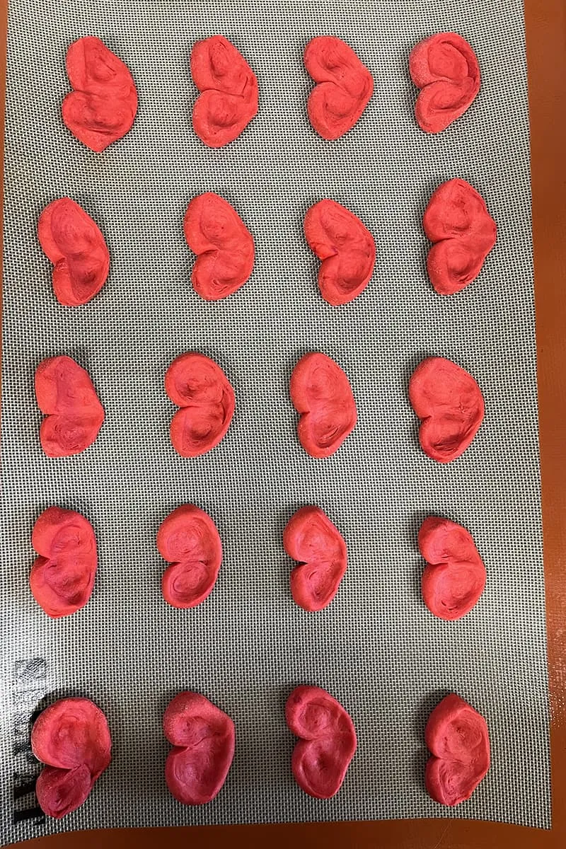 Roze zoete broodjes met roomkaas voorbereiden - stap 3