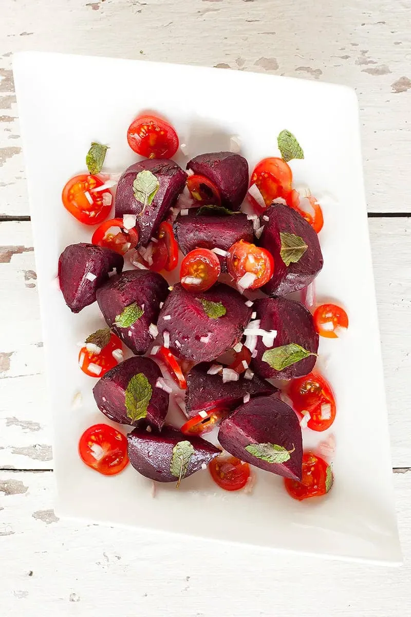 Geroosterde rode bieten salade met tomaat