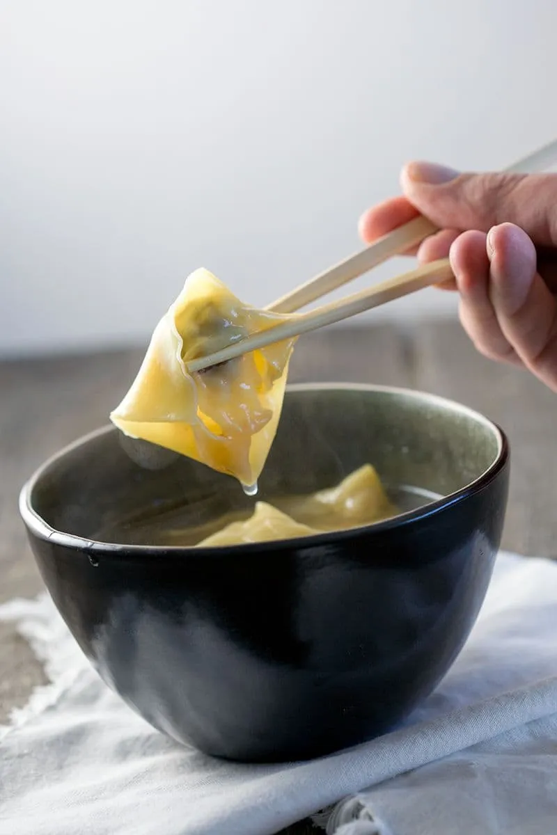 Wontons in kruidige kippenbouillon