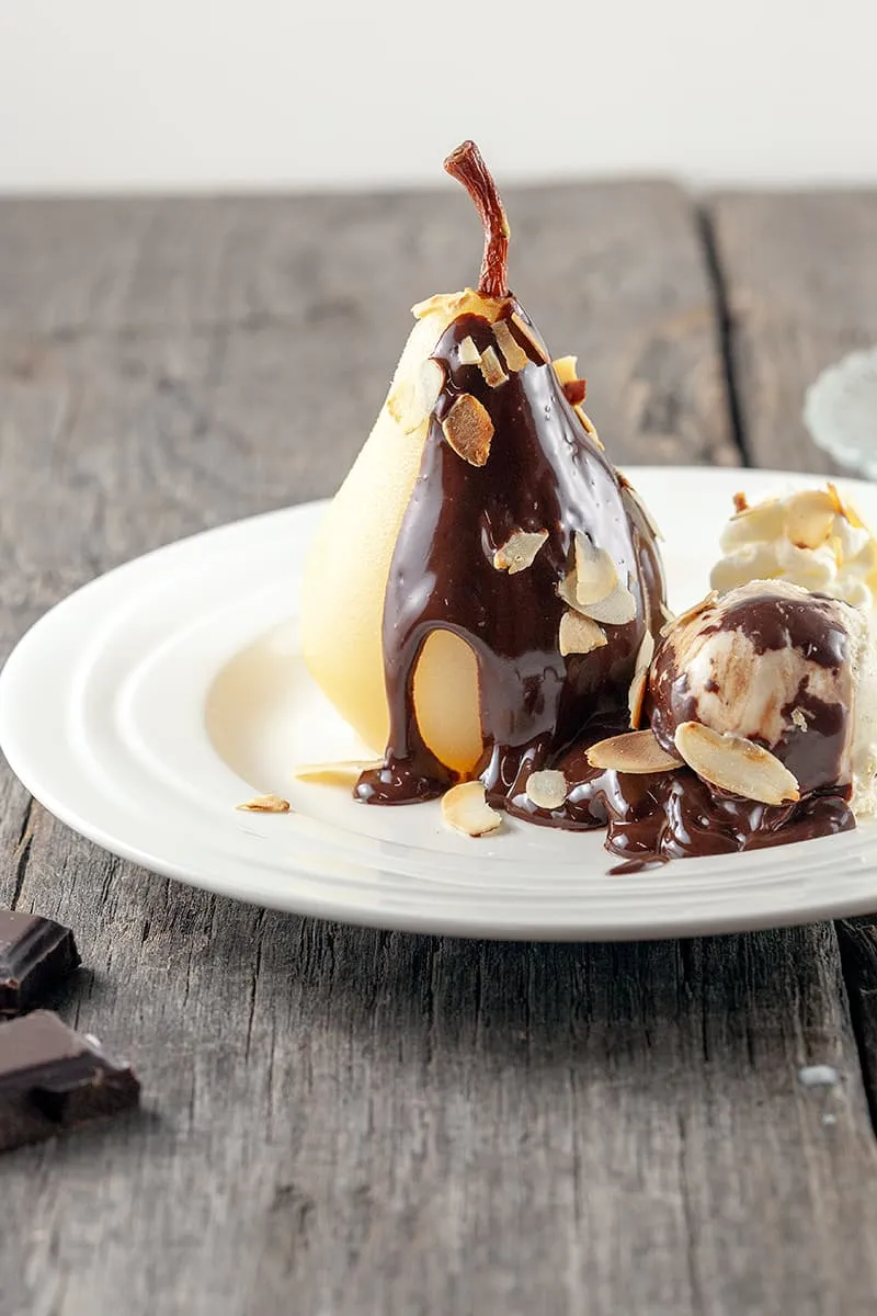 Poire Belle-Hélène - gestoofde peren met chocoladesaus