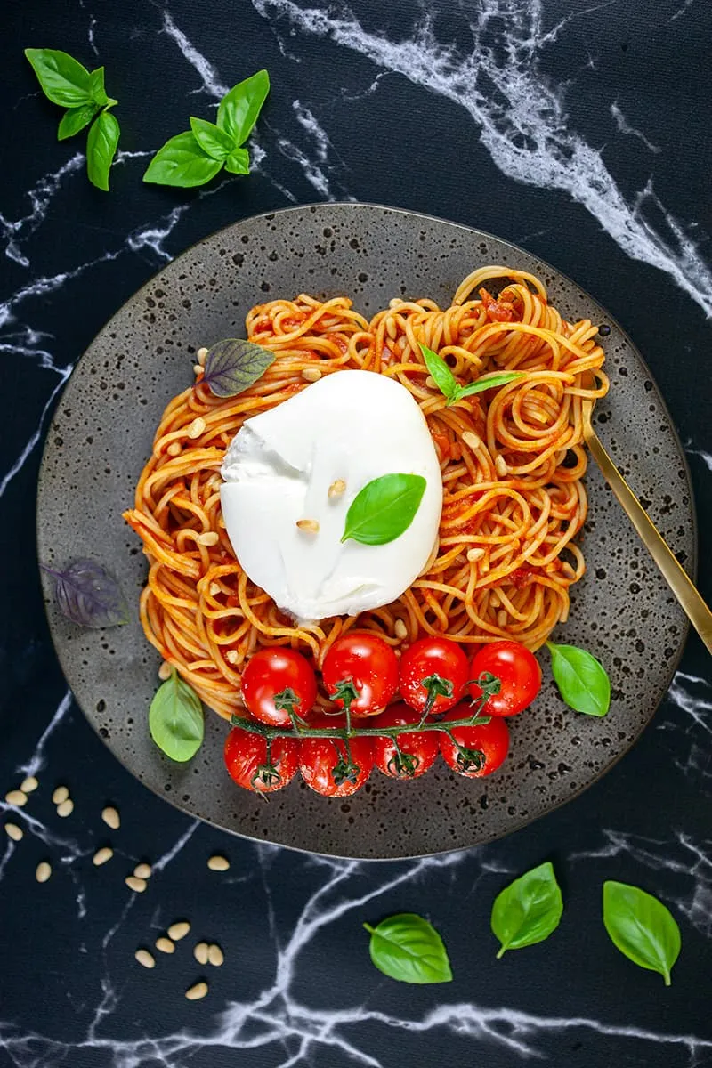 Pasta burrata met tomatensaus