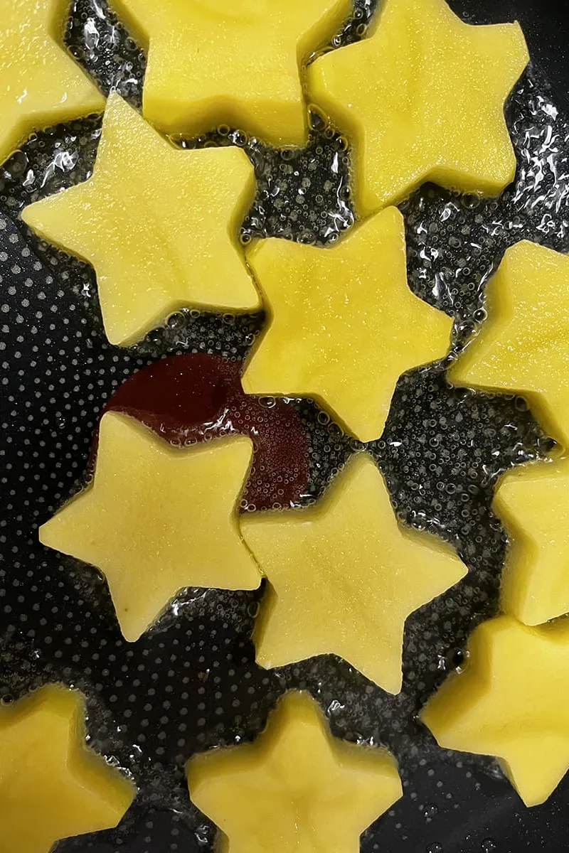 Aardappelsterren in de pan