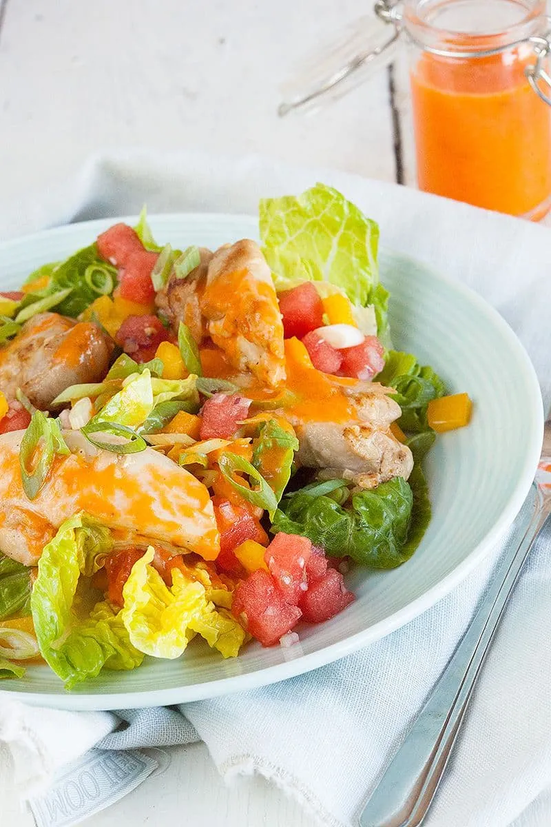 Salade met gemarineerde kippendijen en watermeloen