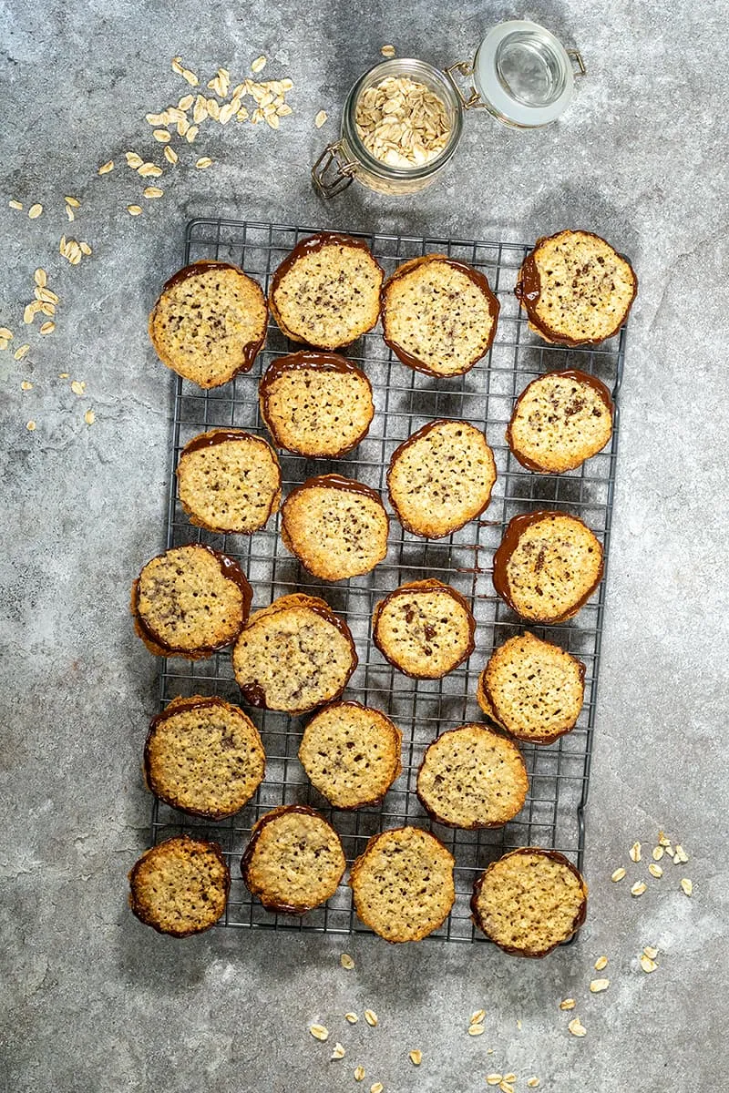 Zelfgemaakte havermoutkoekjes met chocolade