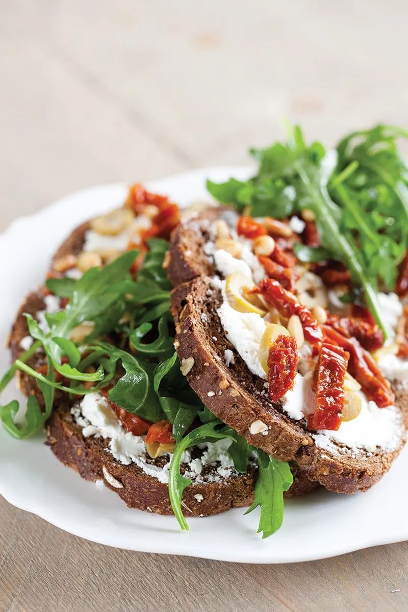 Broodje geitenkaas, zongedroogde tomaten en olijven