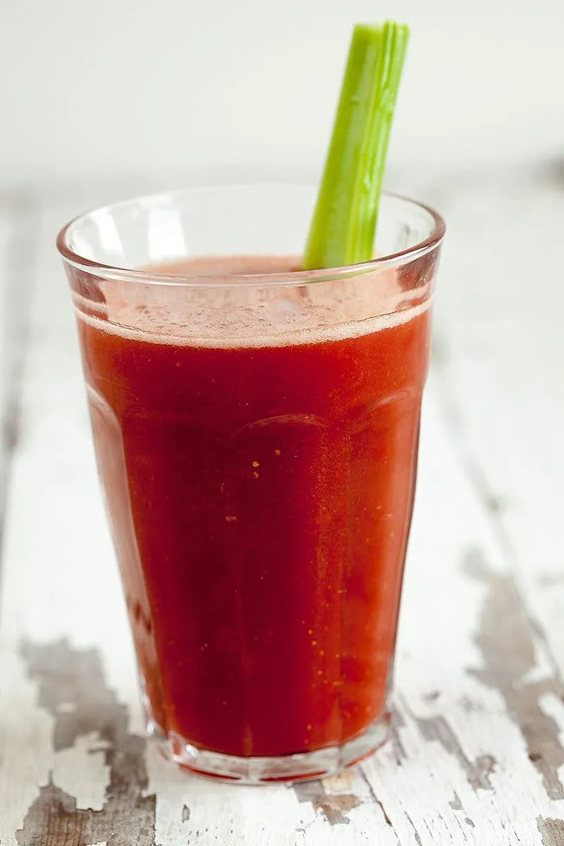 Tomaat bleekselderij basilicum smoothie