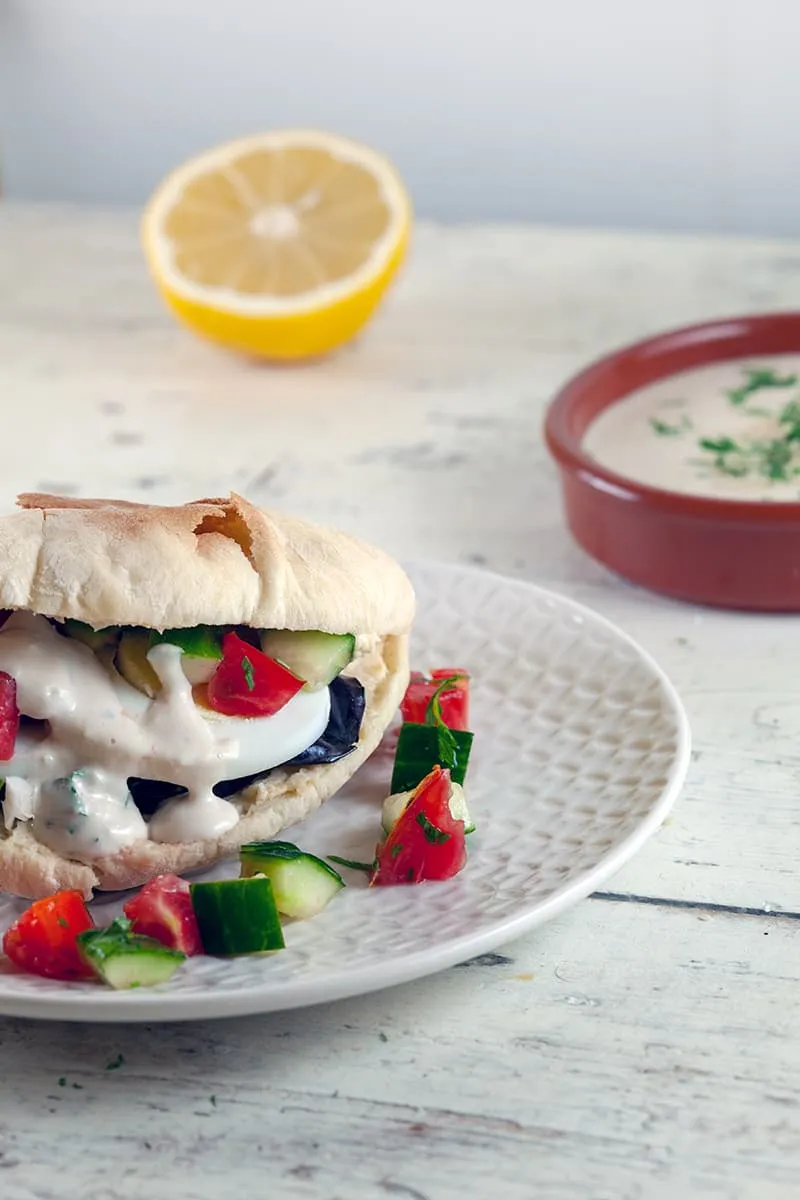 Sabich - pitabroodjes met aubergine en ei