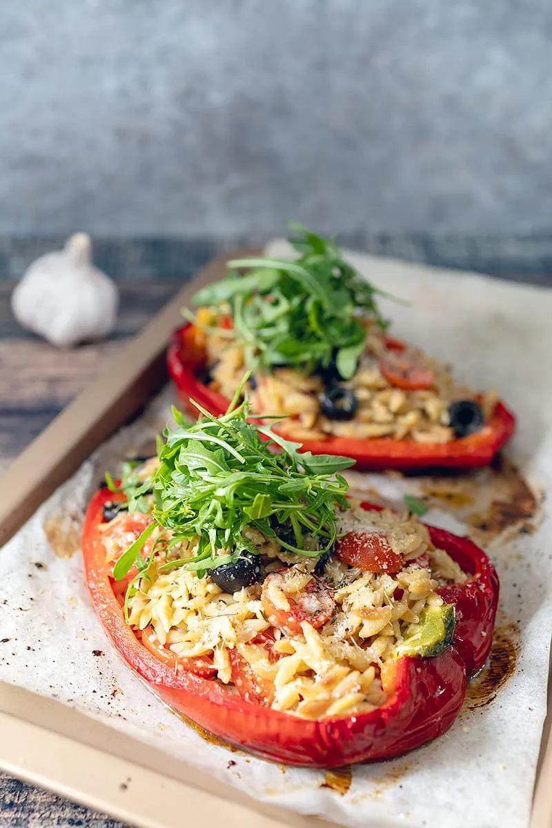 Gevulde paprika met orzo - heerlijke vegetarische paprika's