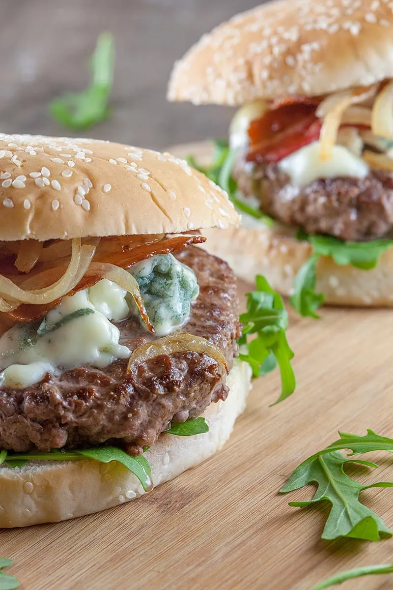 Hamburgers met blauwe kaas en spek