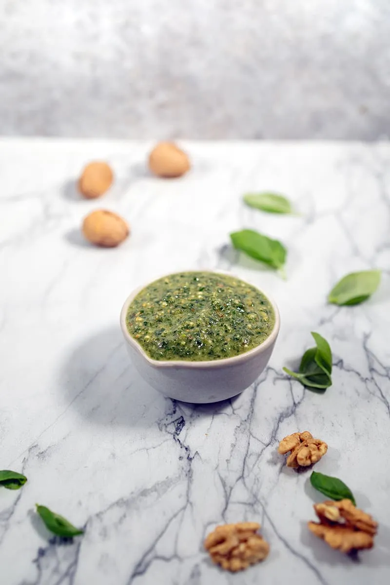 Zelf walnotenpesto maken met basilicum en olijfolie