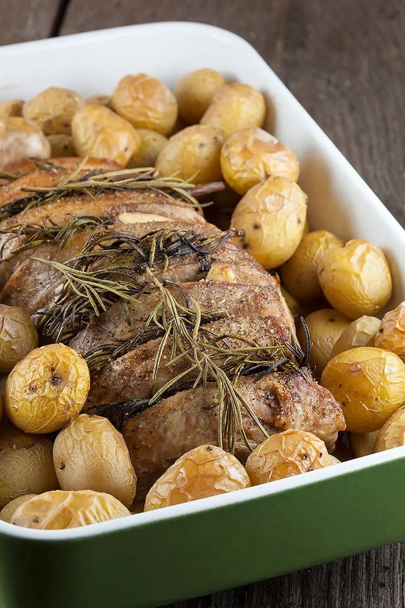 Varkensrug met rozemarijn en krieltjes uit de oven