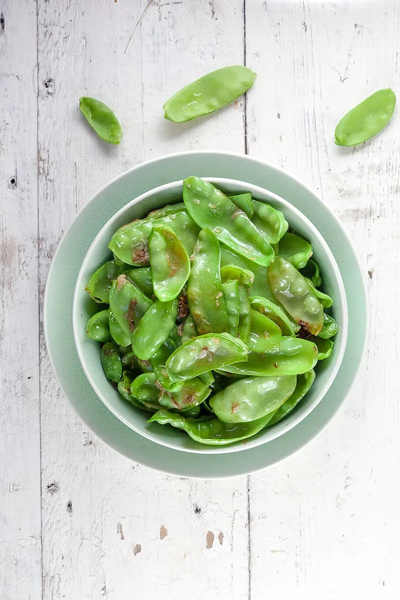 Peultjes met knoflook en gember uit de wok